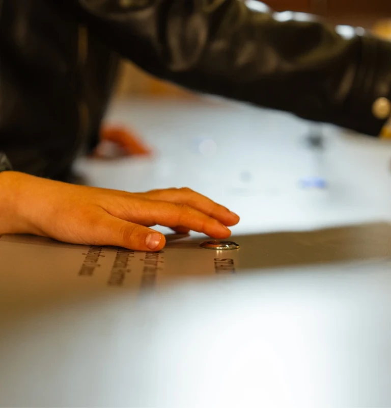 Museo della Rocca Malatestiana - Montefiore Conca (RN). La postazione multimediale integra titolazioni in Braille e contenuti audiovisivi in più lingue.