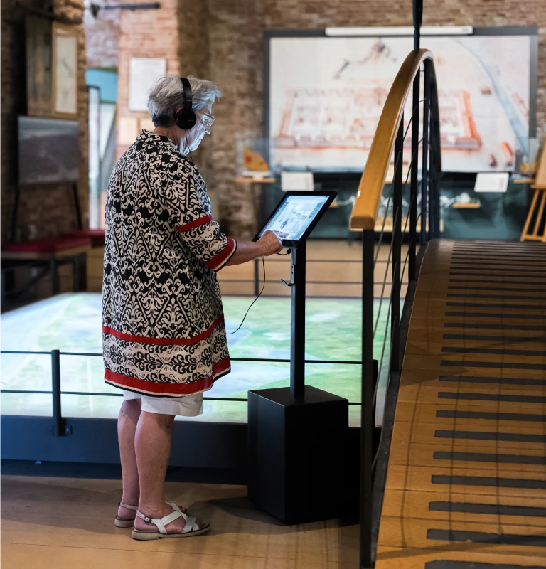 MUSA – Museo del Sale - Cervia (RA). La postazione multimediale rende accessibili i contenuti della proiezione anche senza salire le scale.