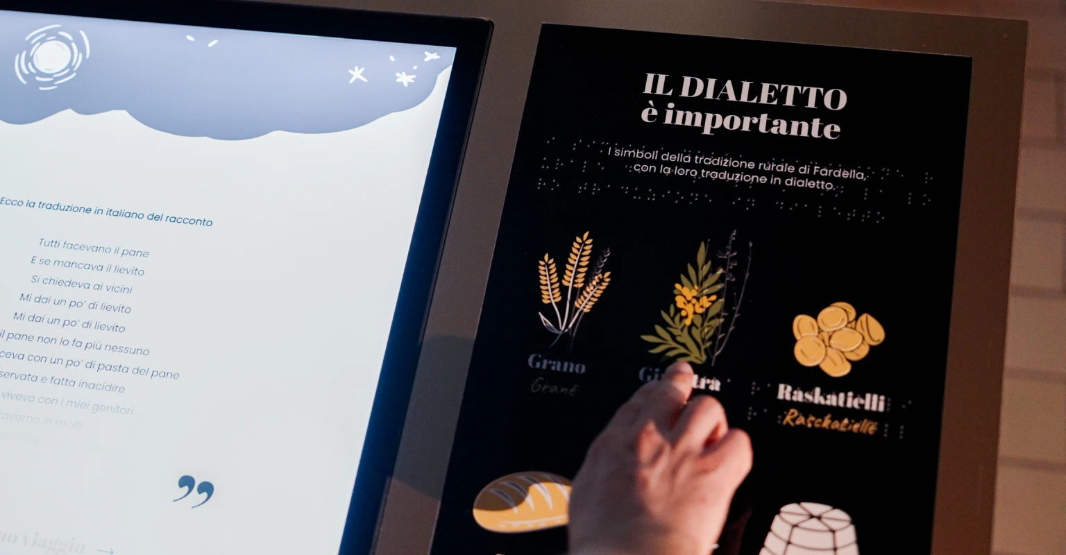 All’ingresso, il corridoio si anima: immagini e contenuti scorrono sulle pareti grazie ad una proiezione immersiva sincronizzata lungo le due pareti di accesso.
