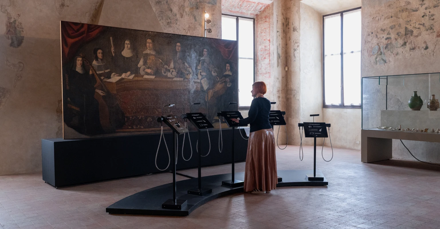 Musei di Palazzo dei Pio - Carpi (MO). Cinque leggii interattivi integrano sensori capacitivi, contenuti audio bilingue e testi in Braille.