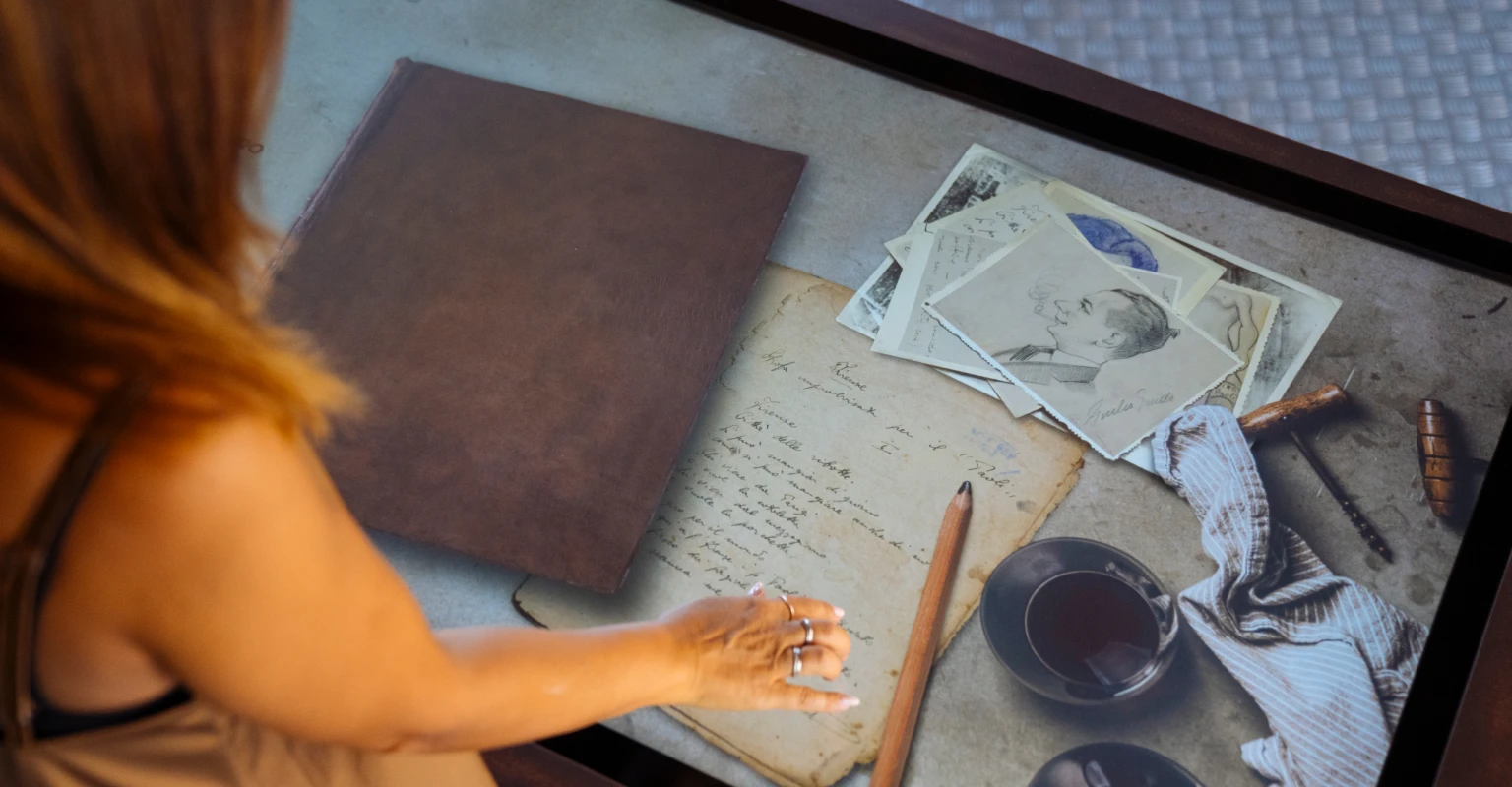 L'archivio digitale può essere integrato ad un tavolo multimediale con software personalizzato dal forte impatto visivo.