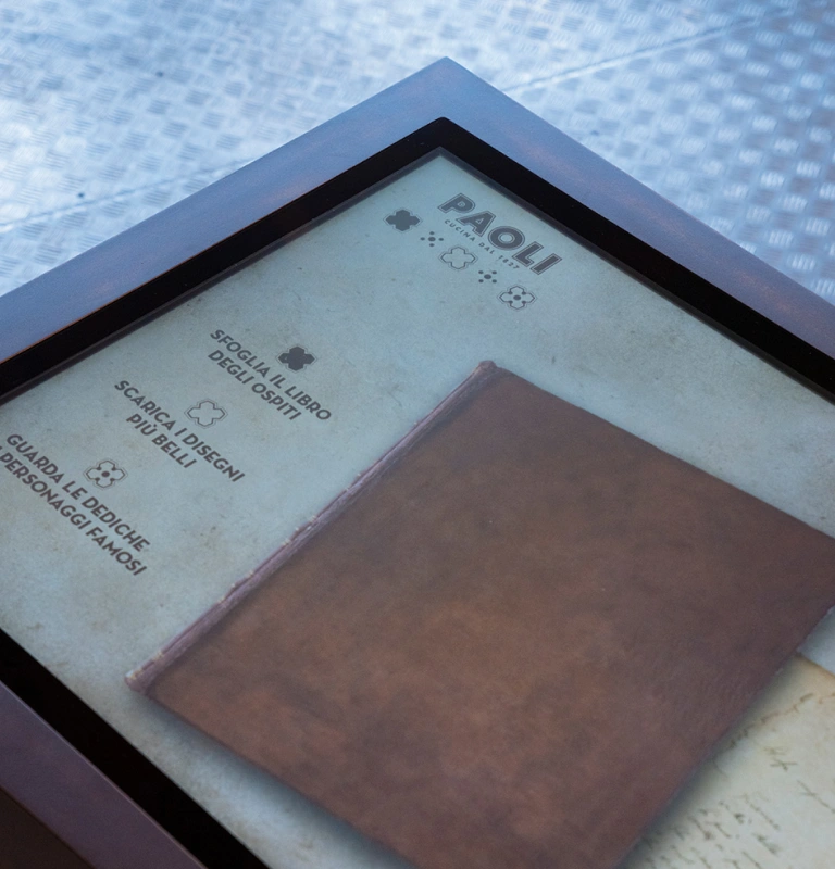 Ristorante Paoli - Firenze (FI). Il display touch permette di sfogliare virtualmente le pagine del libro degli ospiti originale con la sua versione digitale.
