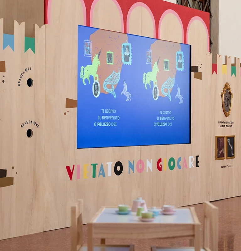 Musei di Palazzo dei Pio - Carpi (MO). Cubi, dischi girevoli affiancano il digitale per trasformare la parete in un’esperienza multisensoriale.