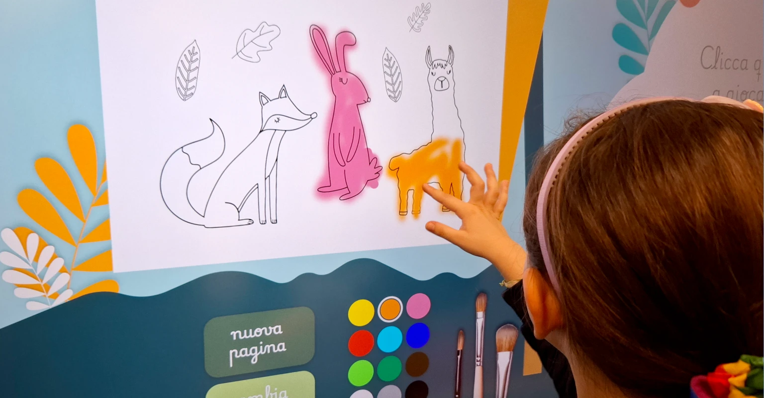 Ospedale Pediatrico S. Stefano - Prato (PO). Il display touch da 82” permette a più bambini di giocare contemporaneamente, favorendo un’esperienza condivisa.