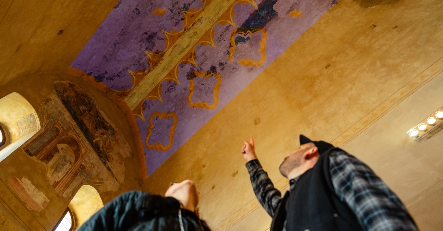 Museo della Rocca Malatestiana - Montefiore Conca (RN). Il videomapping ricostruisce virtualmente gli affreschi trecenteschi nella Sala dell’Imperatore.