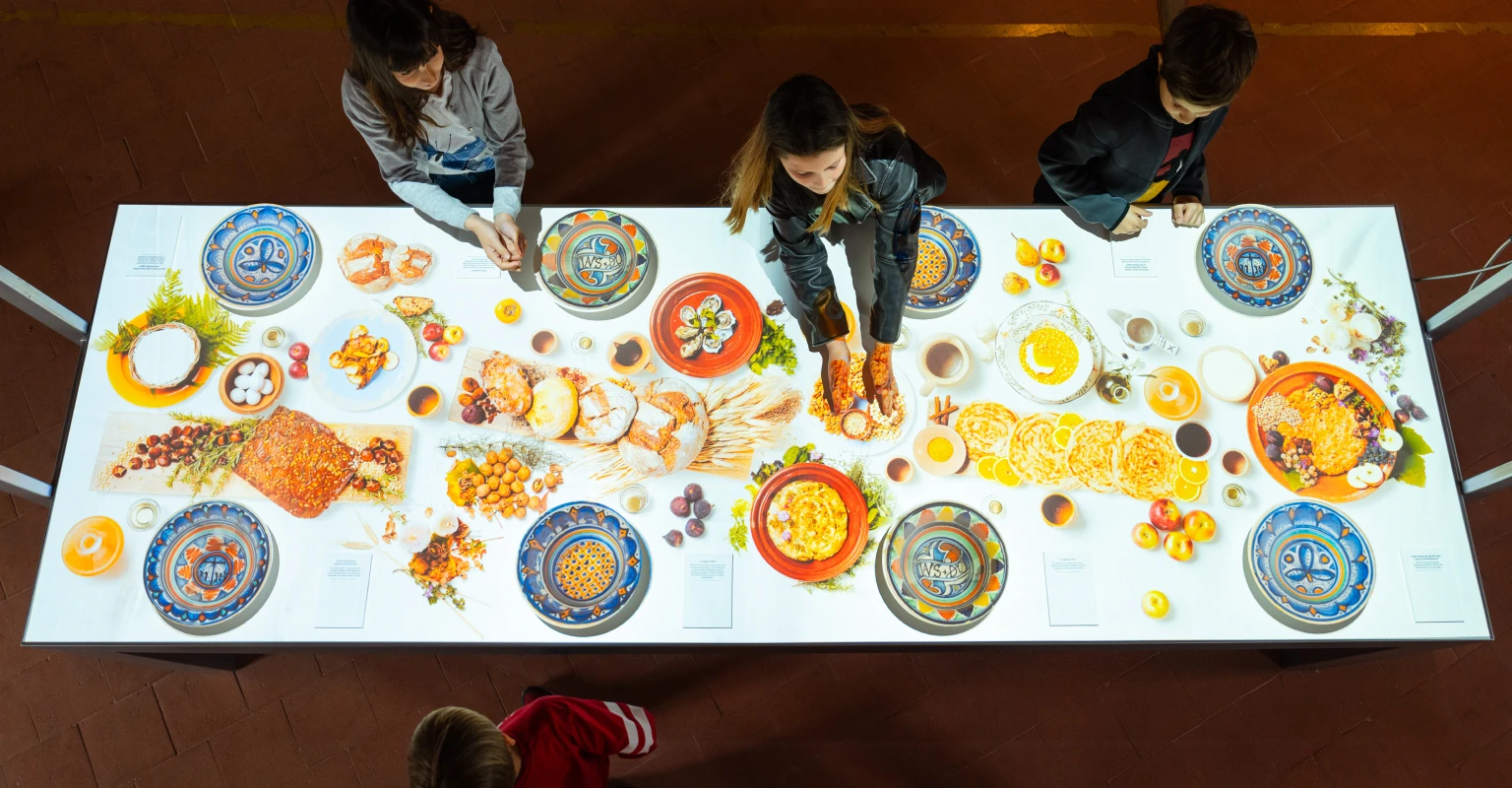 Museo della Rocca Malatestiana - Montefiore Conca (RN). Sul grande tavolo viene proiettato un banchetto medievale in una versione digitale e interattiva.