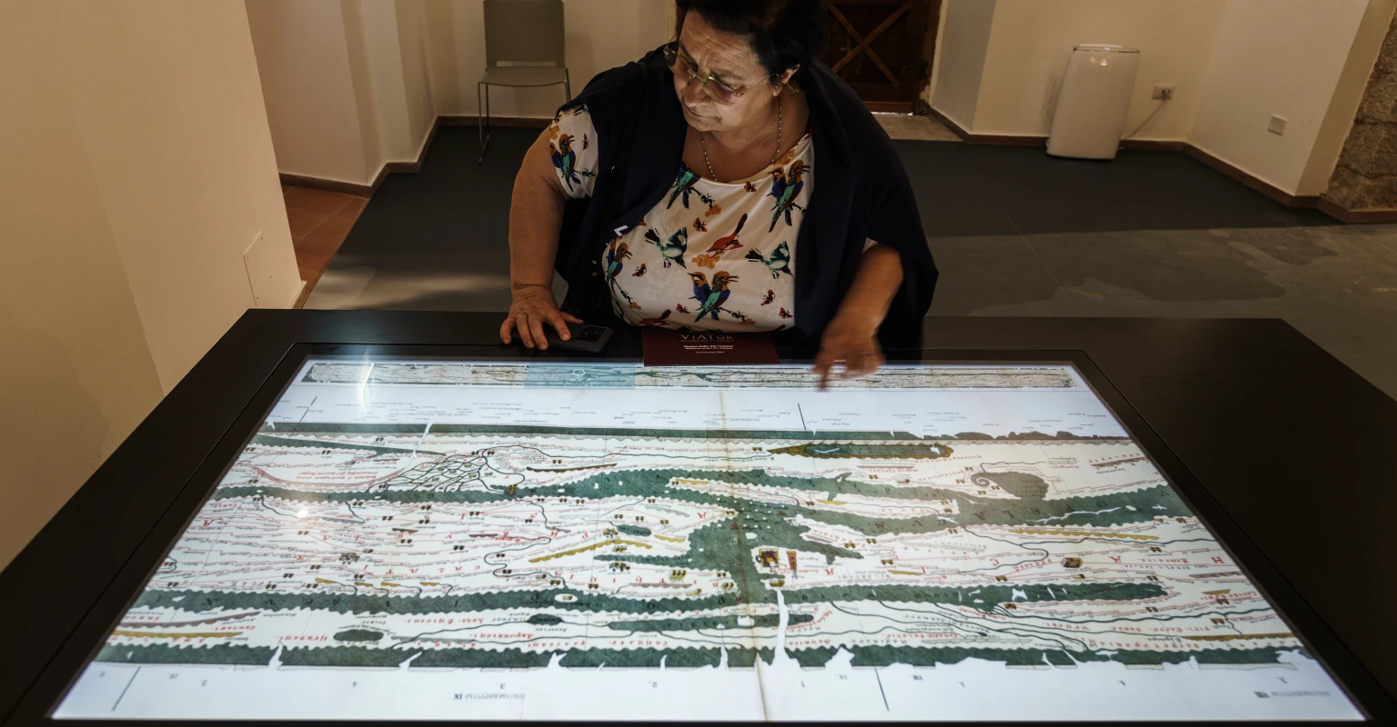 Museo ViATor - Buonalbergo (BN). Il tavolo multitouch della Tavola Peutingeriana permette di ingrandire e percorrere le antiche rotte dell'Impero romano.