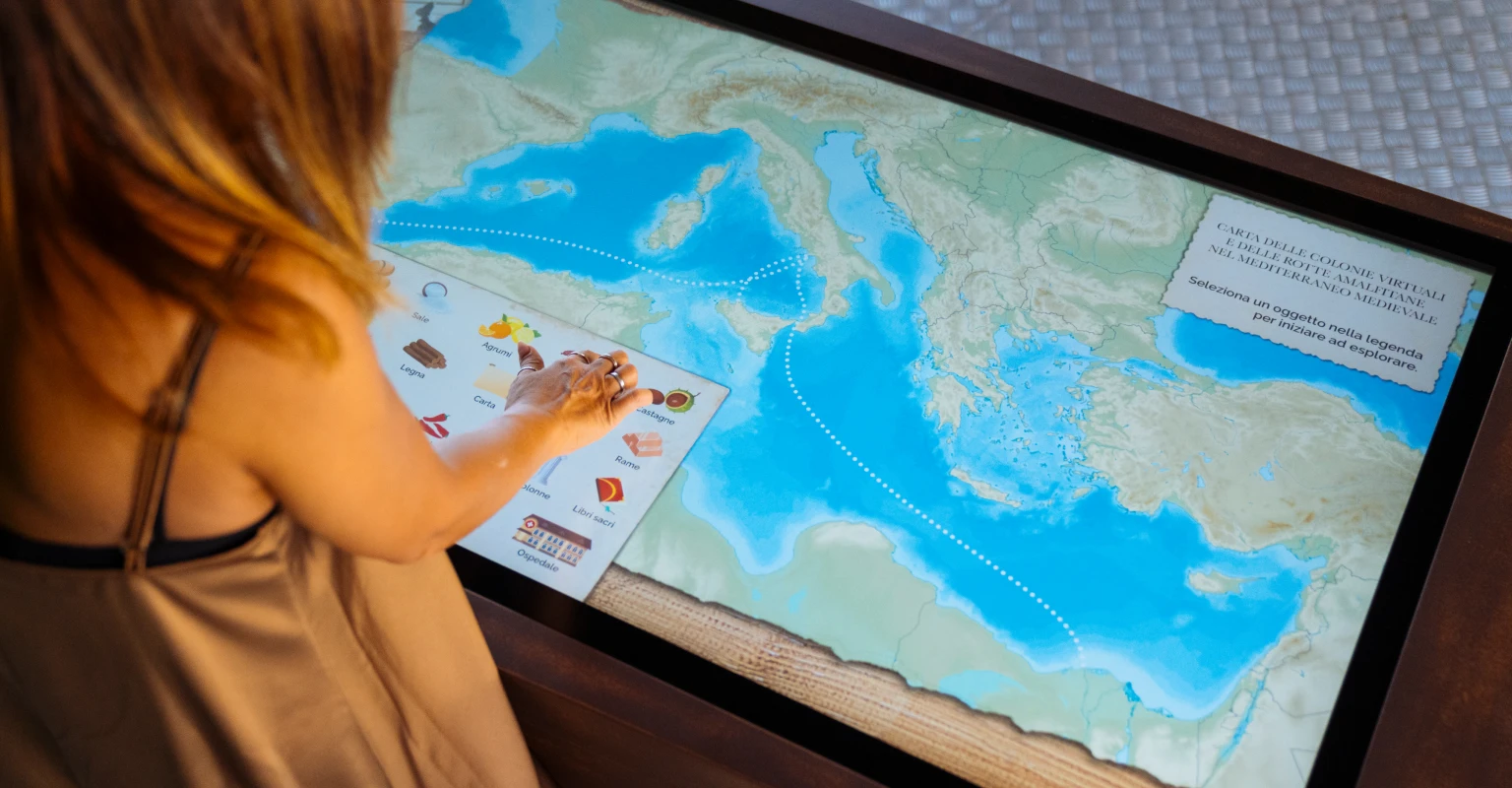 Comune di Amalfi (SA). L'Infopoint digitale trasforma l’accoglienza turistica in un’esperienza interattiva dedicata alla scoperta di Amalfi e del suo territorio