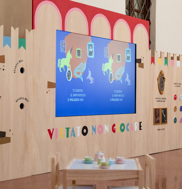 Musei di Palazzo dei Pio - Carpi (MO). La struttura in legno, realizzata su misura e decorata a mano, integra tecnologia e dispositivi interattivi.