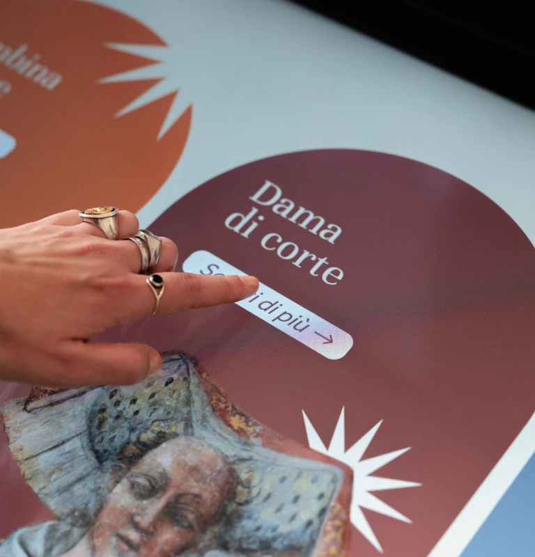 Musei Palazzo dei Pio - Carpi (MO). Grazie alla grafica personalizzata e alle illustrazioni originali, il software si integra ai contenuti della mostra.