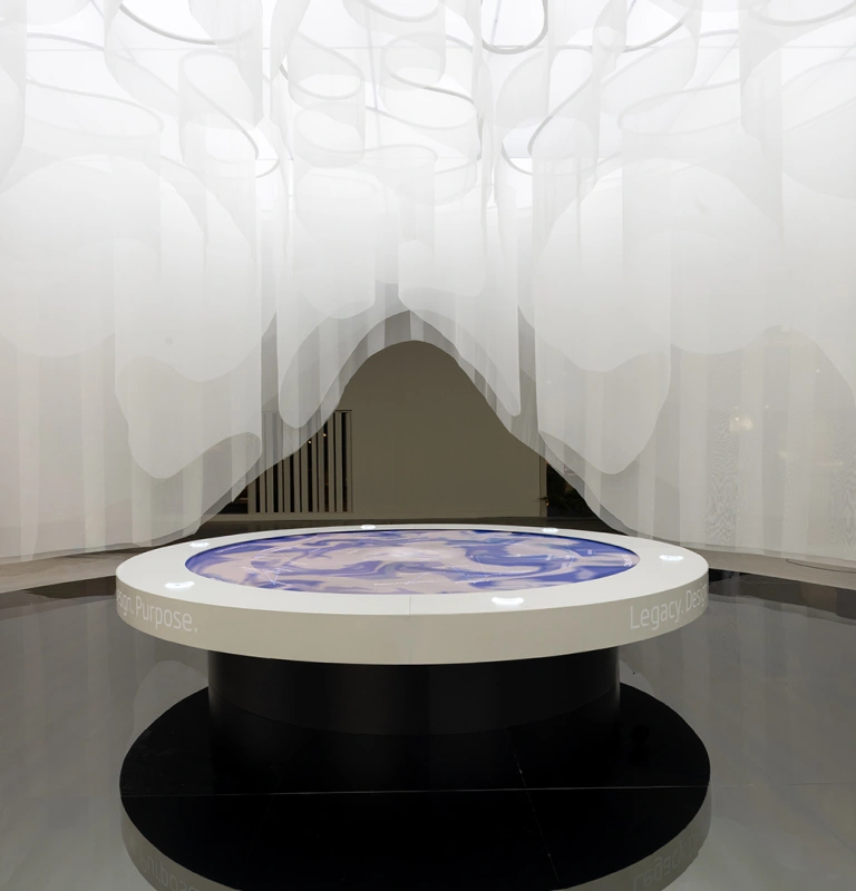 Salone del Mobile - Milano (MI). Un grande tavolo interattivo circolare diventa il centro narrativo dello stand e il punto di accesso all’ecosistema multi-brand