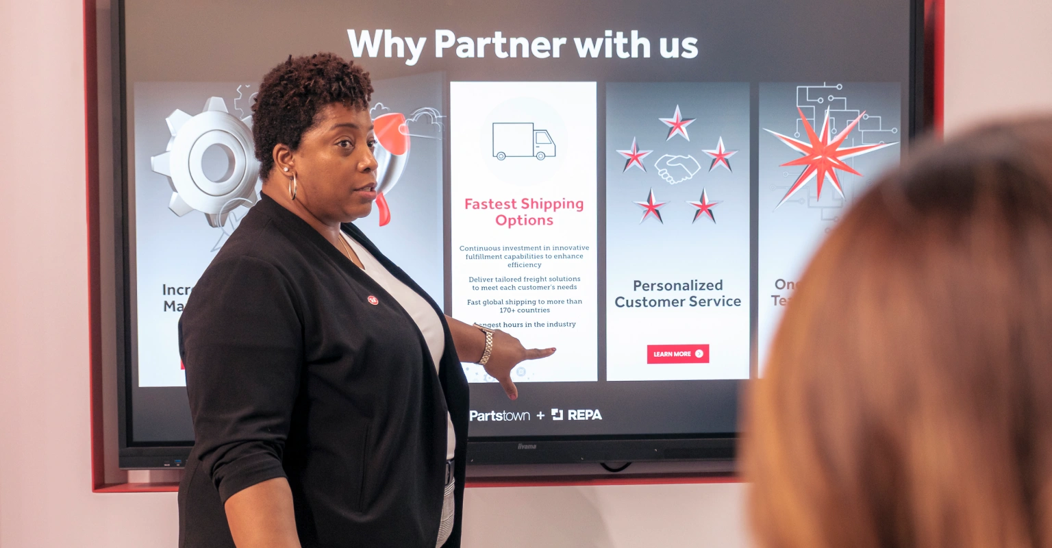 Host Milano (MI). La OEM Partner Station utilizza un grande display touch per esplorare partnership, brand e opportunità attraverso una navigazione su misura.