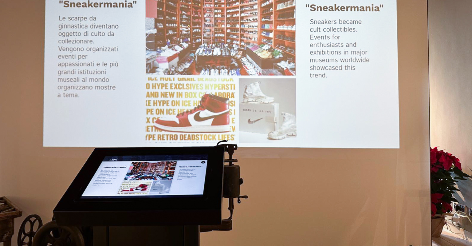 Museo Fondazione Sportsystem - Montebelluna (TV). Un leggio touch permette di attivare una timeline animata proiettata sulla parete.