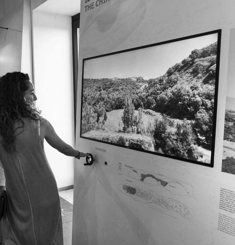 Museo ViATor - Buonalbergo (BN). Una manovella trasforma un gesto meccanico in interazione digitale, attivando il volo virtuale dal museo al Ponte.