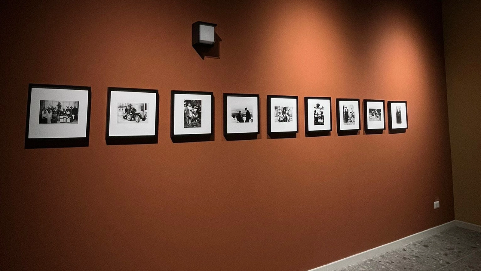 La mostra fotografica integra immagini storiche e racconto multimediale, mettendo in relazione memoria visiva e testimonianze orali.